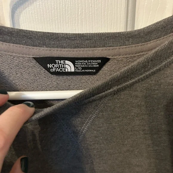 The North Face Gray Women’s Crewneck Sweatshirt NWOT - Picture 2 of 5
